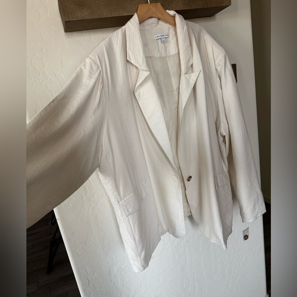 And now this|White oversized boyfriend blazer in plus size,simple & chic••staple - Picture 5 of 13